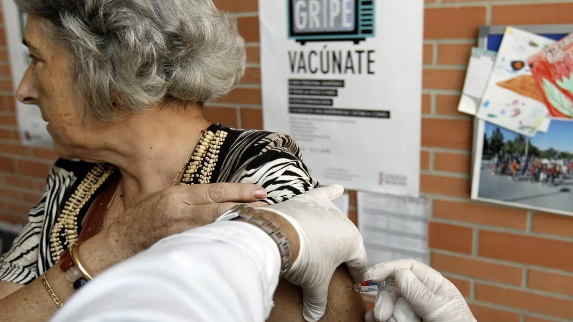 La vacunación sigue siendo la mejor forma de hacer frente al virus en Castilla y León, especialmente entre los grupos de riesgo, como las personas mayores, las mujeres embarazadas y los más pequeños de la casa