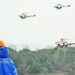 Varios helicópteros teledirigidos rocían productos químicos cerca de un lago en Icheon, al este de Seúl (Corea del Sur)