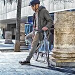 Actualmente el uso del casco no es obligatorio en vías urbanas, sin embargo, la DGT estudia cambiar el reglamento y aumentar la protección del ciclista