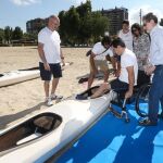 Integrantes de Aspaym comienzan con la experiencia piloto de piragüismo adaptado en la playa de Valladolid
