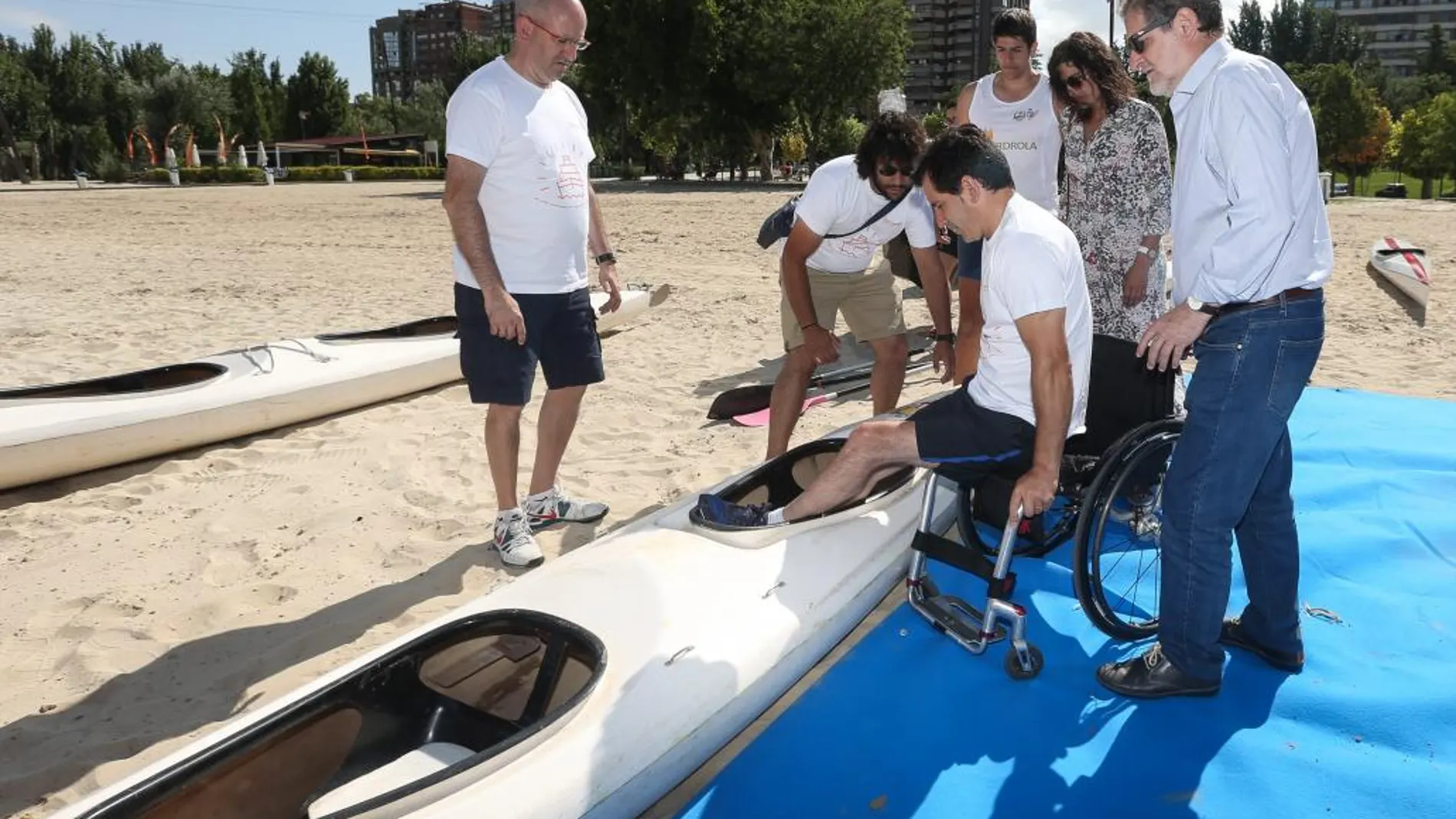 Integrantes de Aspaym comienzan con la experiencia piloto de piragüismo adaptado en la playa de Valladolid