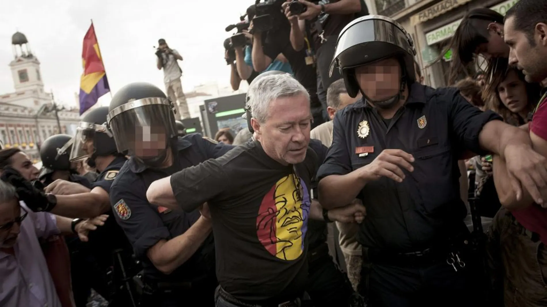 Jorge Verstrynge, detenido durante una protesta republicana tras la ceremonia de coronación de Felipe VI, el 19 de junio de 2014.