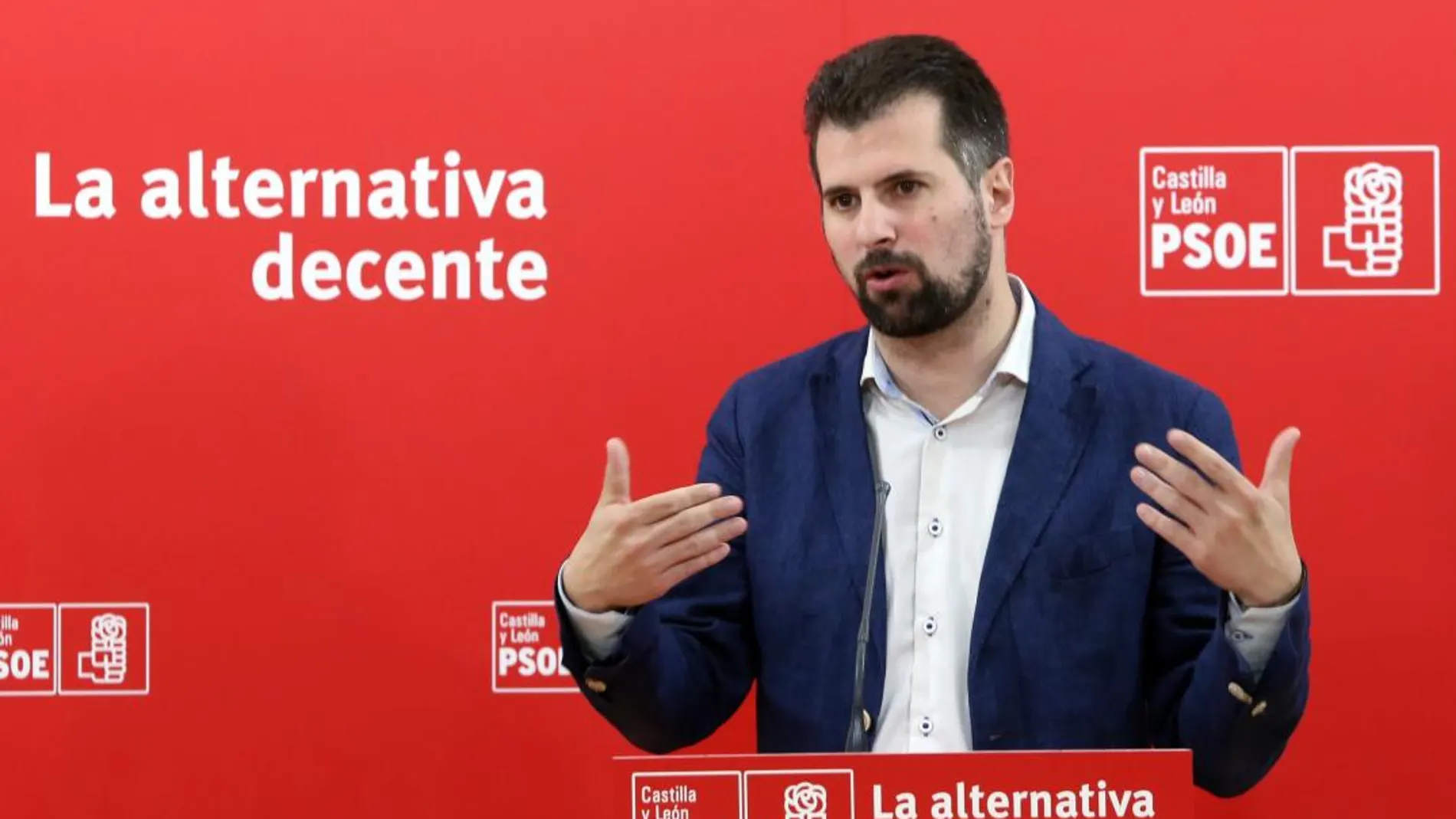 El secretario regional de los socialistas, Luis Tudanca, analiza el decreto que regula las secretarías de las juntas vecinales/ Rubén Cacho/Ical