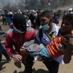 Un niño es evacuado durante las protestas por el traslado de la Embajada de EE UU a Jerusalén en la Franja de Gaza / Reuters