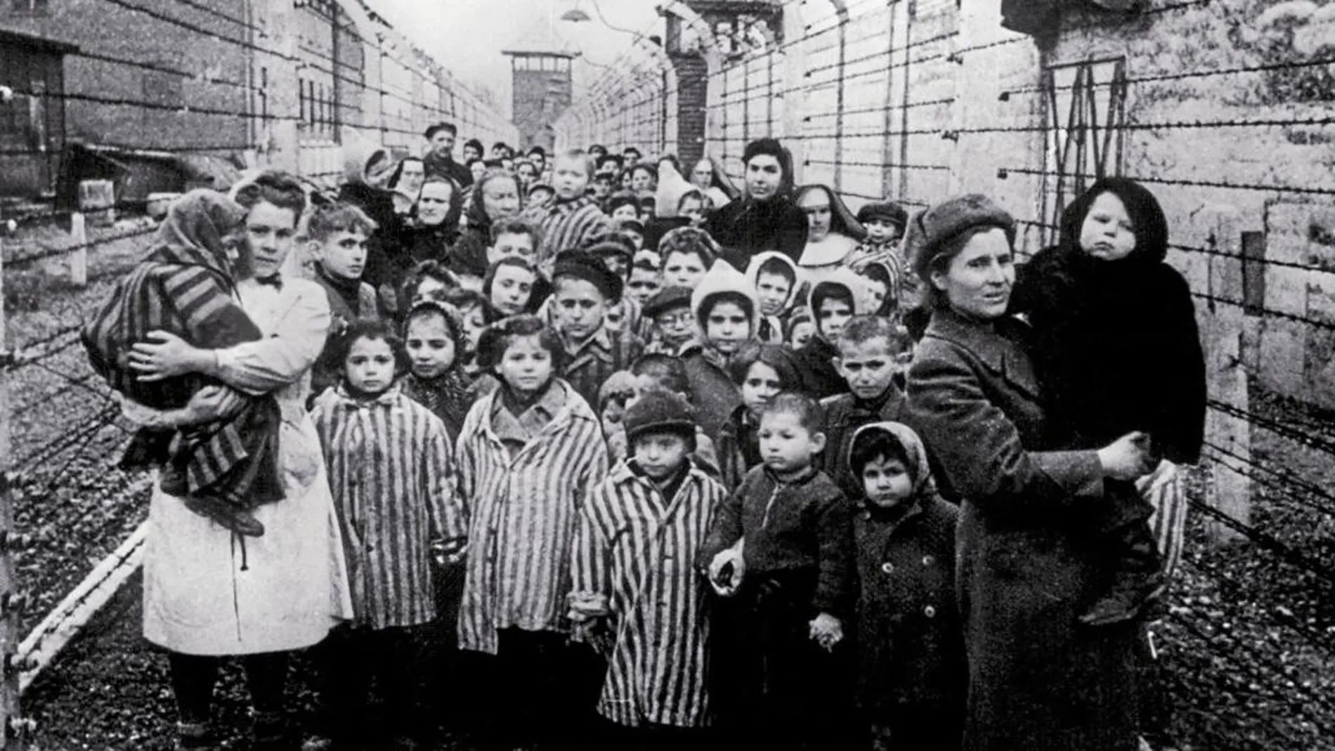 Un grupo de supervivientes durante la liberación del campo de concentración de Auschwitz en 1945