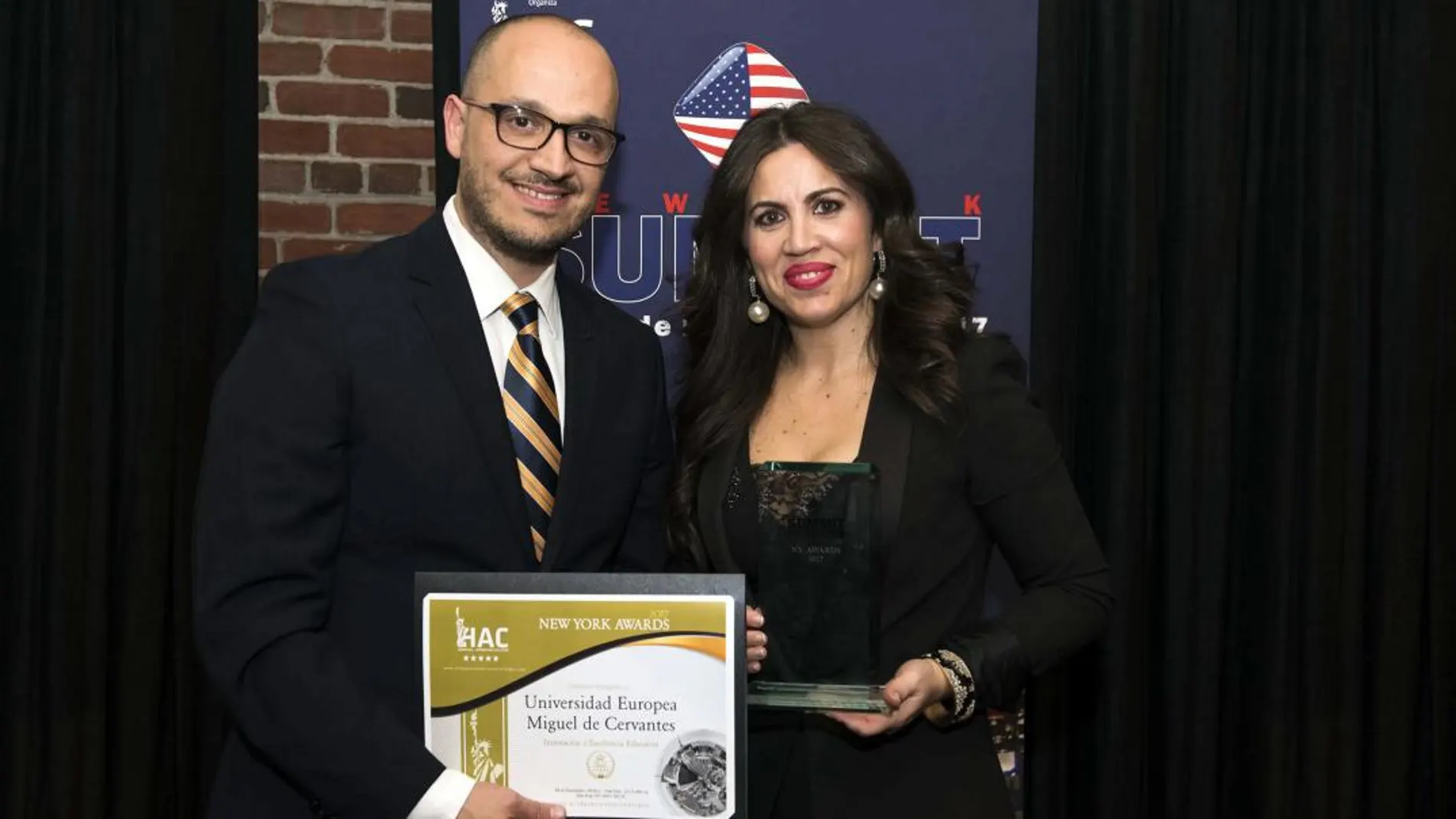 Imelda Rodríguez recibe el prestigioso galardón de manos de Ray Cazorla