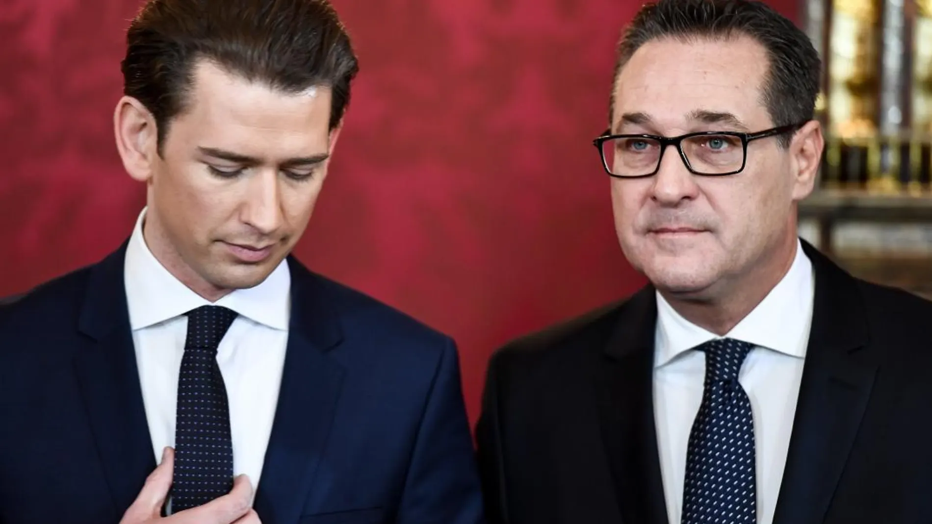 El canciller austriaco, Sebastian Kurz (i), y el vicecanciller y ministro de Deporte, Heinz-Christian Strache (d), asisten a la jura de cargo del nuevo gobierno en el Palacio Hofburg en Viena (Austria) hoy