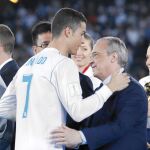 Crisitiano Ronaldo y Florentino se abrazan tras el partido