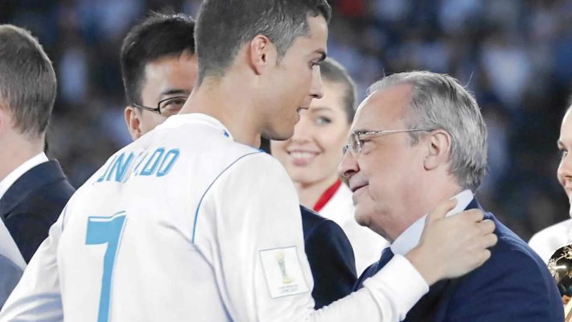 Crisitiano Ronaldo y Florentino se abrazan tras el partido