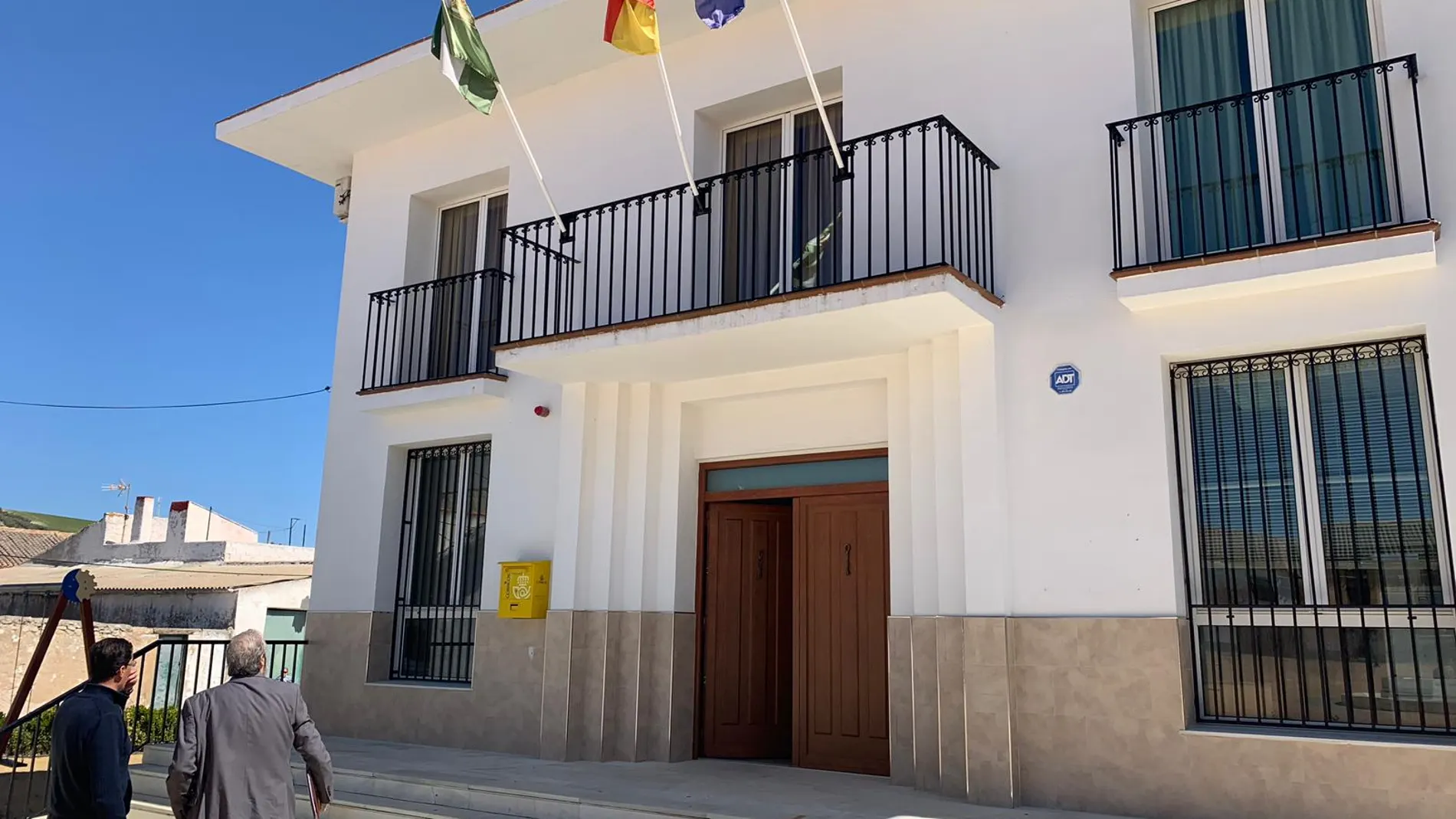 Fachada del Ayuntamiento de Gobernador, municipio granadino de 200 habitantes/ Foto: La Razón