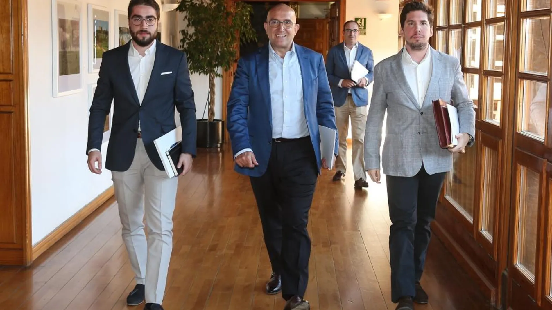 Jesús Julio Carnero junto a Miguel del Río y Eduardo San Clemente antes de presentar el Plan de Empleo Juvenil