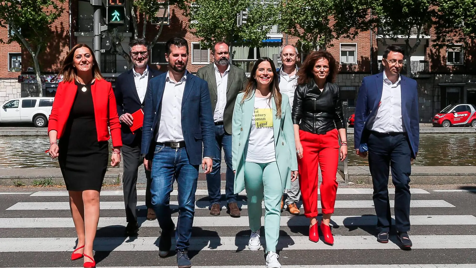 El candidato del PSOE a la Junta, Luis Tudanca, junto a los cabezas de lista de su partido a las Cortes por las nueve provincias
