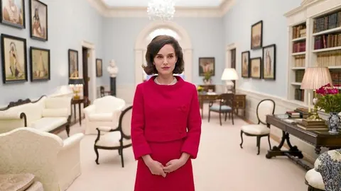 La actriz Natalie Portman caracterizada como Jackie Kennedy en el filme de Larraín, presentado ayer en Venecia