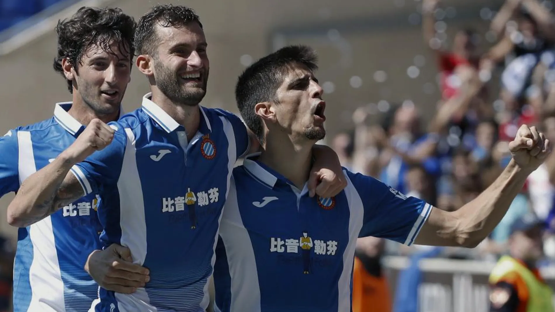 El delantero del Espanyol Gerard Moreno (d) celebra con sus compañeros Leo Baptistao (c) y Esteban Granero (i) su gol marcado ante el Deportivo de La Coruña