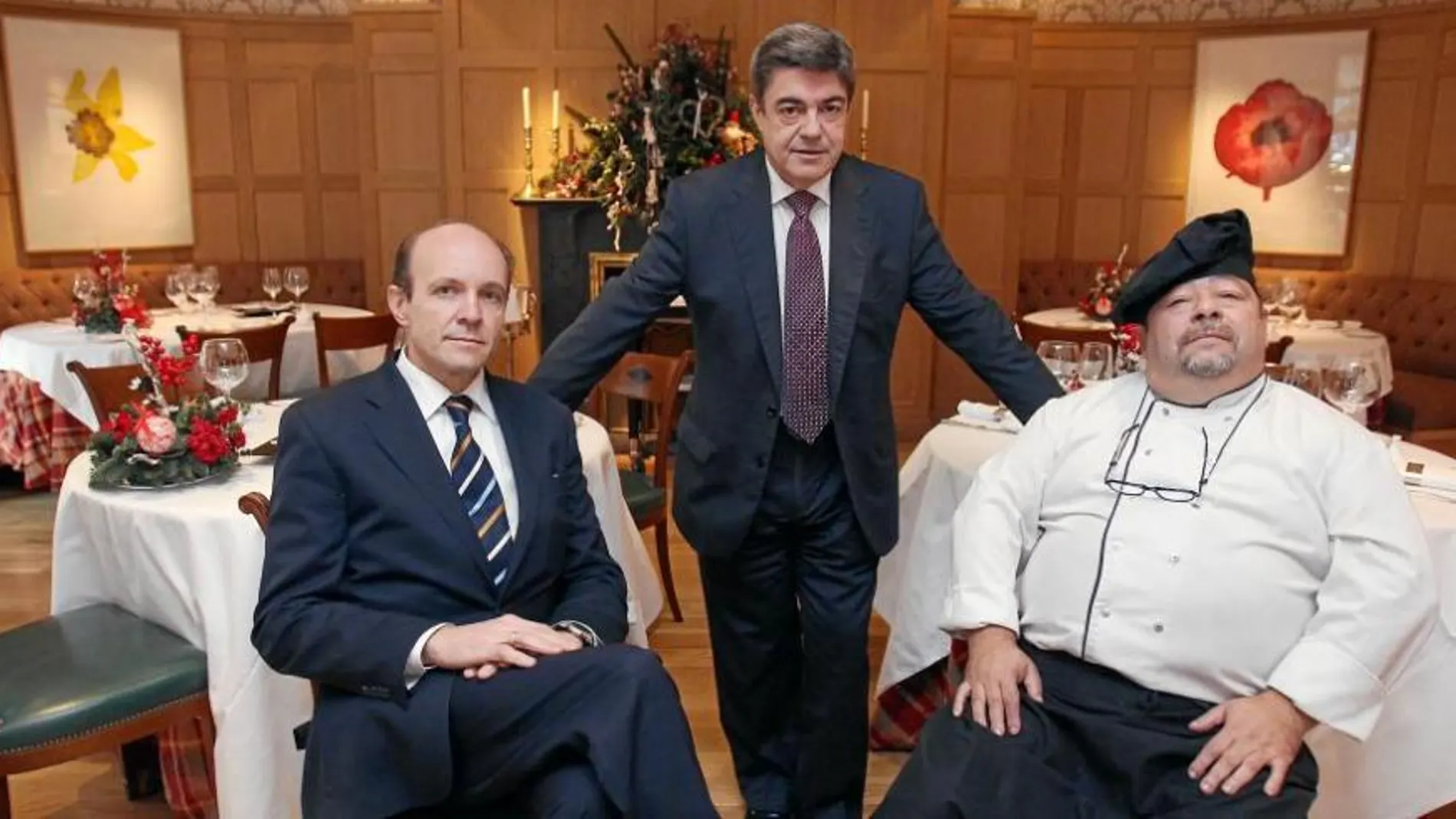 De izda. a dcha., el director de alimentos y bebidas Luis Méndez, el director del hotel, Alejandro Vázquez, y el chef Antonio Carmona