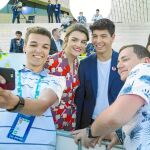 Amaia y Alfred, representantes de España en Eurovisión, mientras atendían a sus fans en la «Blue Carpet» de Lisboa