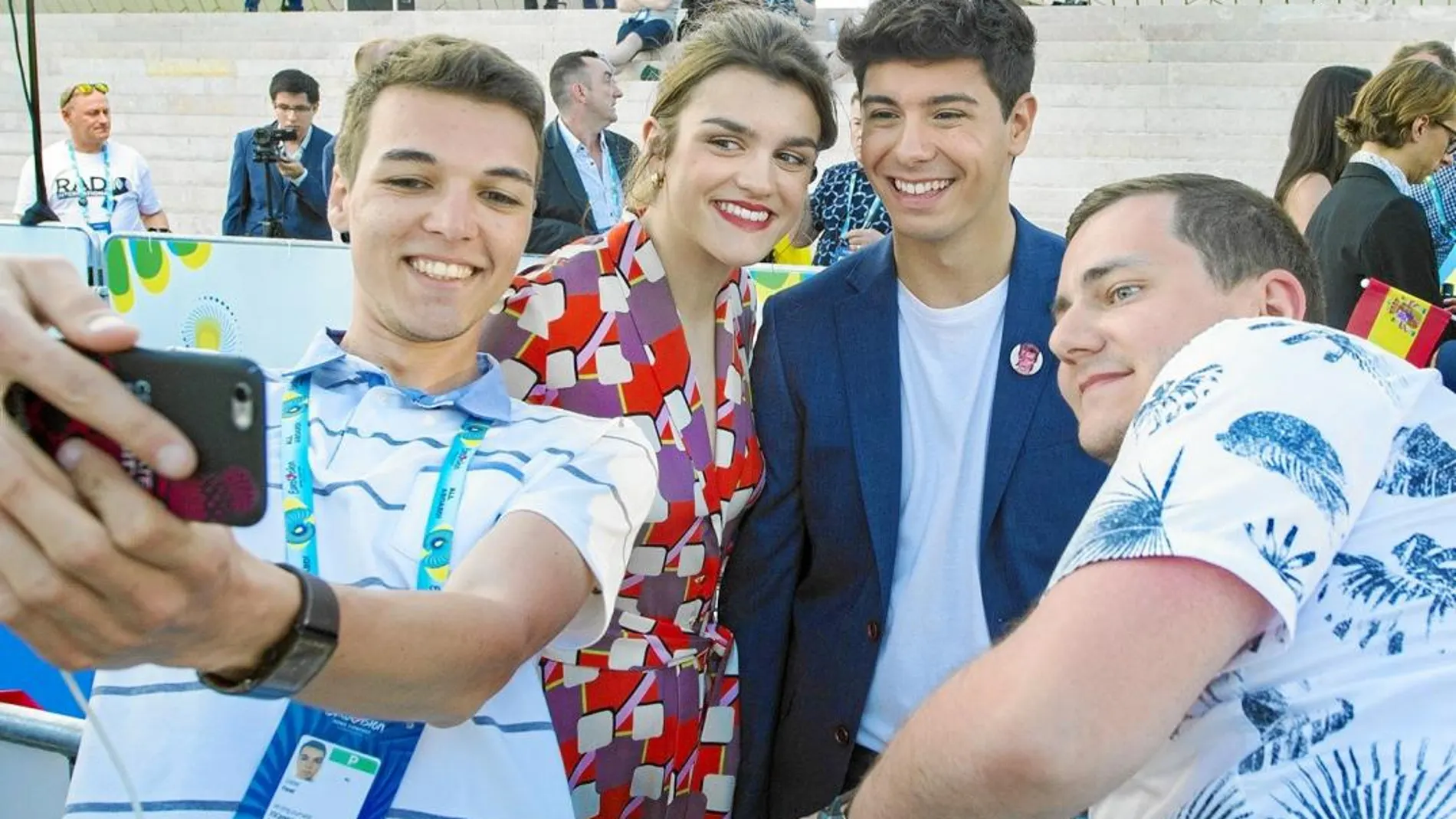 Amaia y Alfred, representantes de España en Eurovisión, mientras atendían a sus fans en la «Blue Carpet» de Lisboa