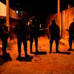 Cordón policial en el lugar donde un grupo armado ha asesinado a trece personas/efe