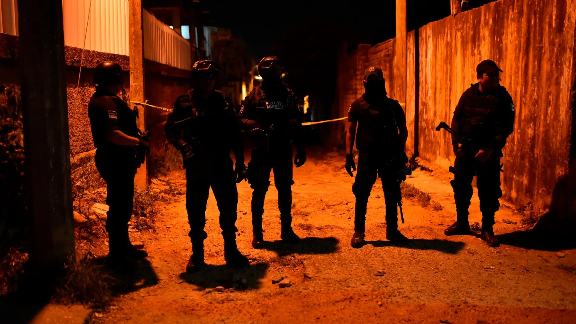 Cordón policial en el lugar donde un grupo armado ha asesinado a trece personas/efe
