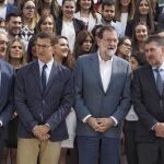 Mariano Rajoy, acompañado por el presidente de la Xunta de Galicia, Alberto Núñez Feijóo,y el presidente de grupo hotelero HOTUSA, Amancio López Seijas,d., posa en la foto de familia durante su visita a la localidad de Chantada