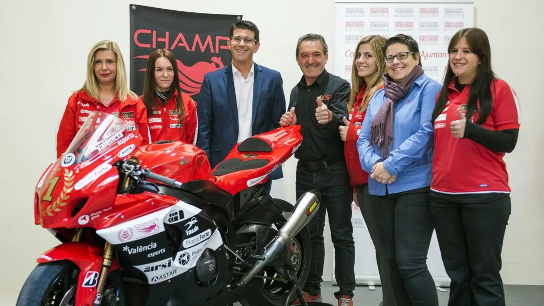 Archivo. El presidente de la Diputación, Jorge Rodríguez recibió al equipo Champi Women Racing en noviembre de 2017 para celebrar su triunfo en el Campeonato de España de velocidad