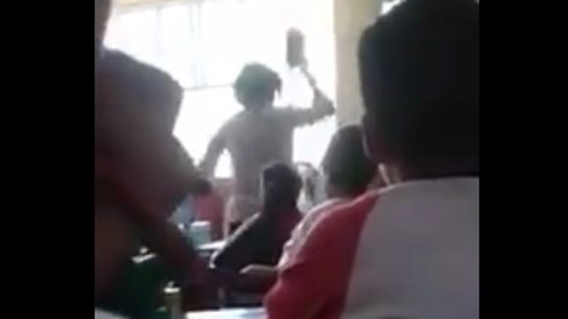 Momento en el que la profesora agrede al alumno en México