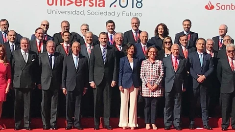 El Rey junto a los participantes del IV Encuentro Internacional de Rectores Universia 2018 en Salamanca