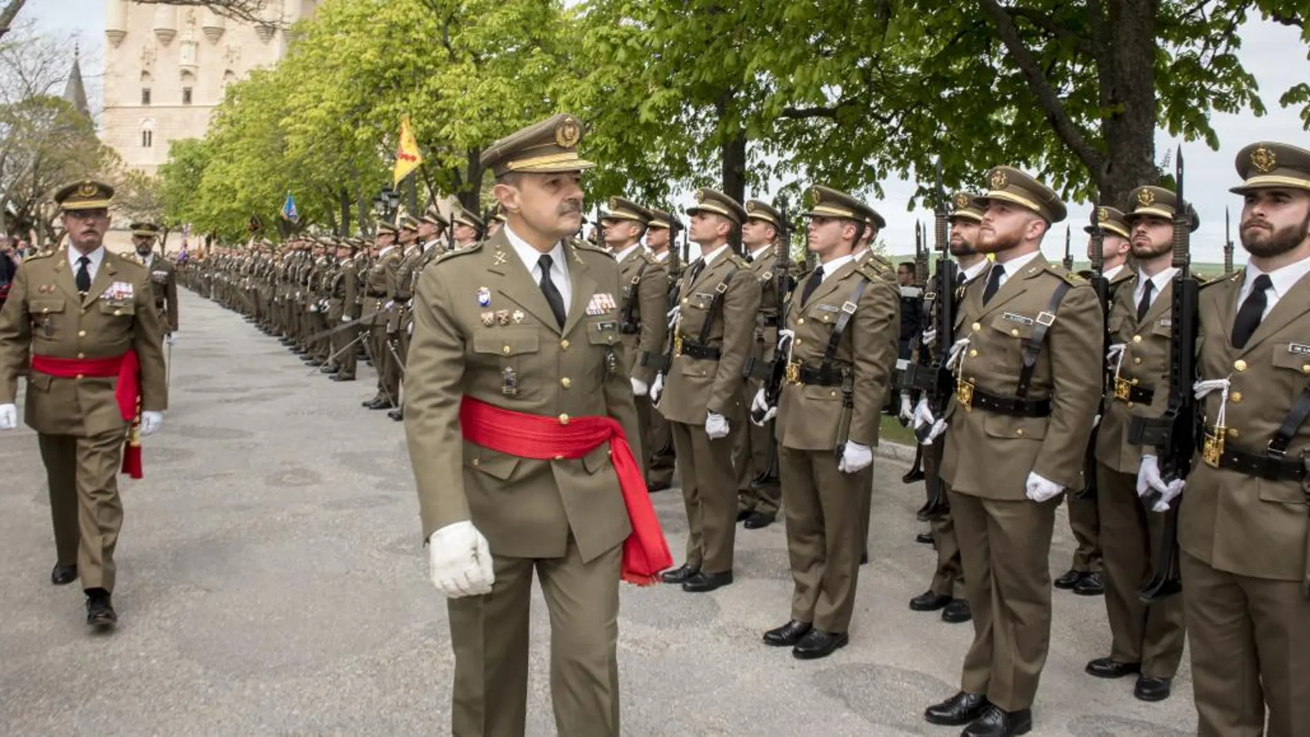 El general Campins Miralles pasa revista a la Academia de Artillería segoviana / Óscar Costa/Ical