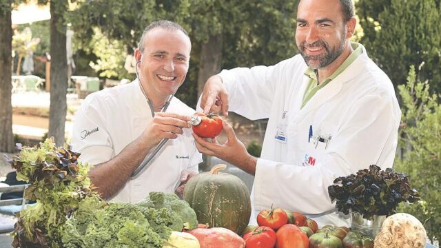 Rodrigo de la Calle/ Chef del restaurante «El invernadero» en Collado Mediano y el Dr. Iván Carabaño / Jefe de Servicio de Pediatría en los hospitales Universitario Rey Juan Carlos y General de Villalba