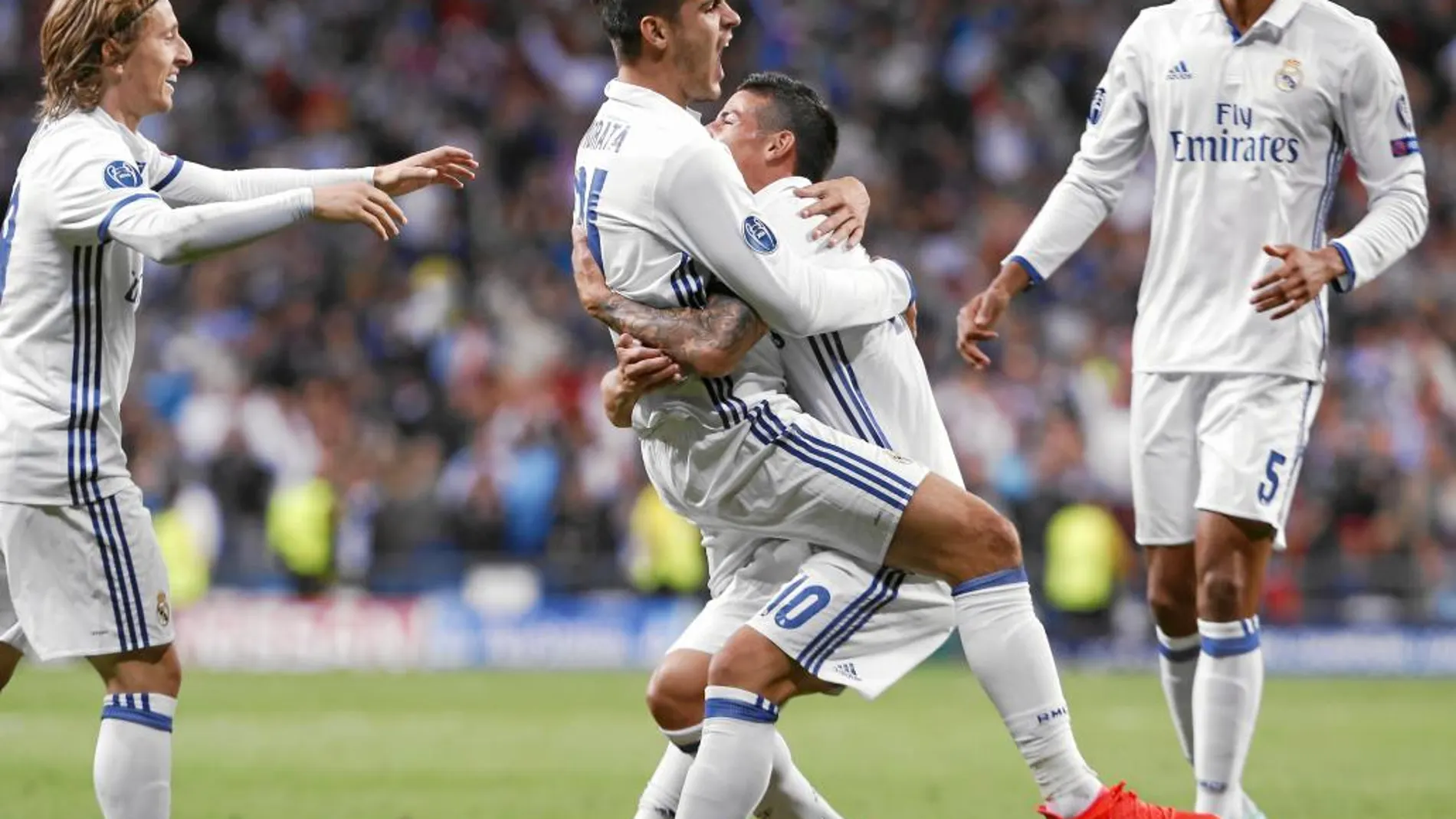 James abraza a Morata, tras el segundo gol del Madrid. El primero dio el pase y el segundo lo remató de cabeza