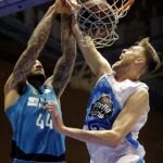 Nick Spires, del Monbús Obradoiro, defiende el mate de JefferyTaylor, del Real Madrid