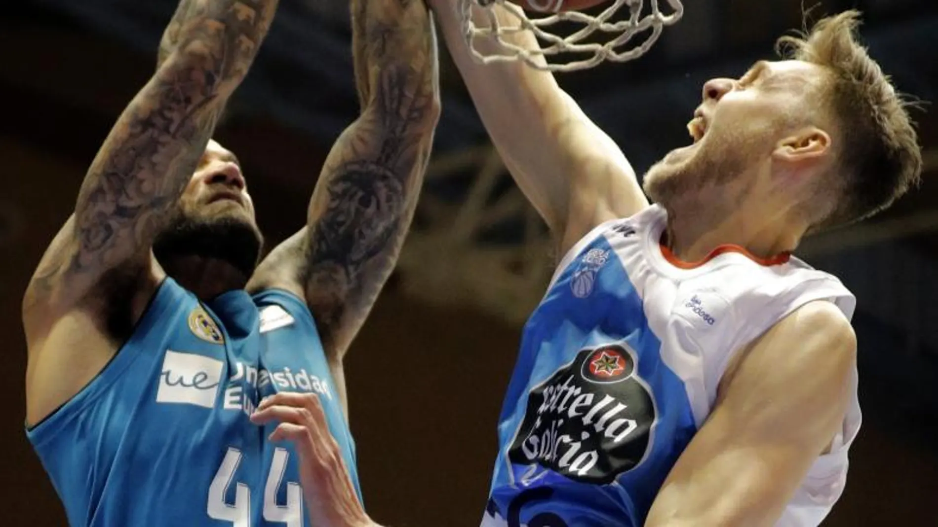 Nick Spires, del Monbús Obradoiro, defiende el mate de JefferyTaylor, del Real Madrid