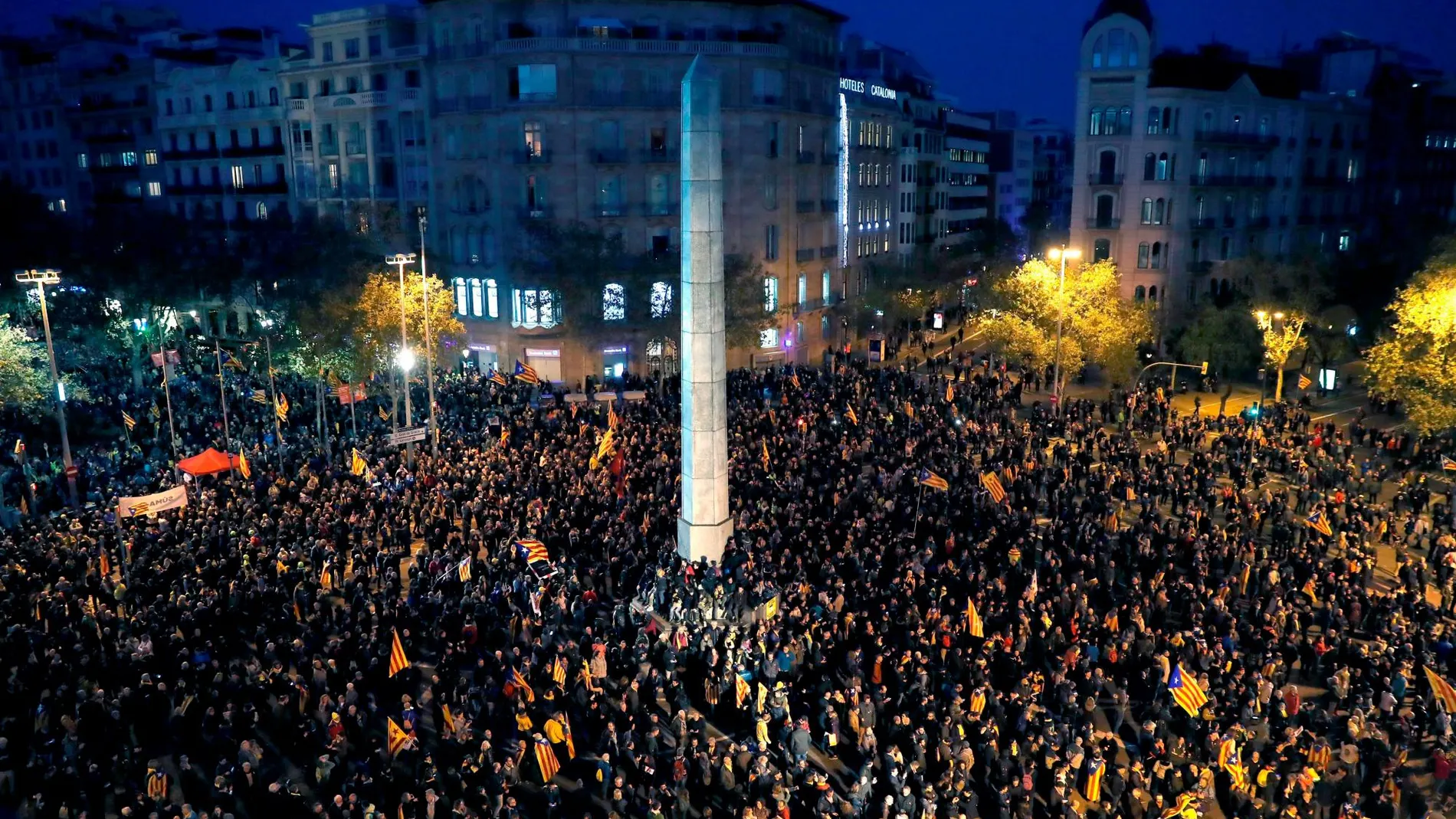 Manifestación unitaria del independentismo, bajo el lema "Tumbemos el régimen", esta tarde en Barcelona. EFE/ Toni Albir