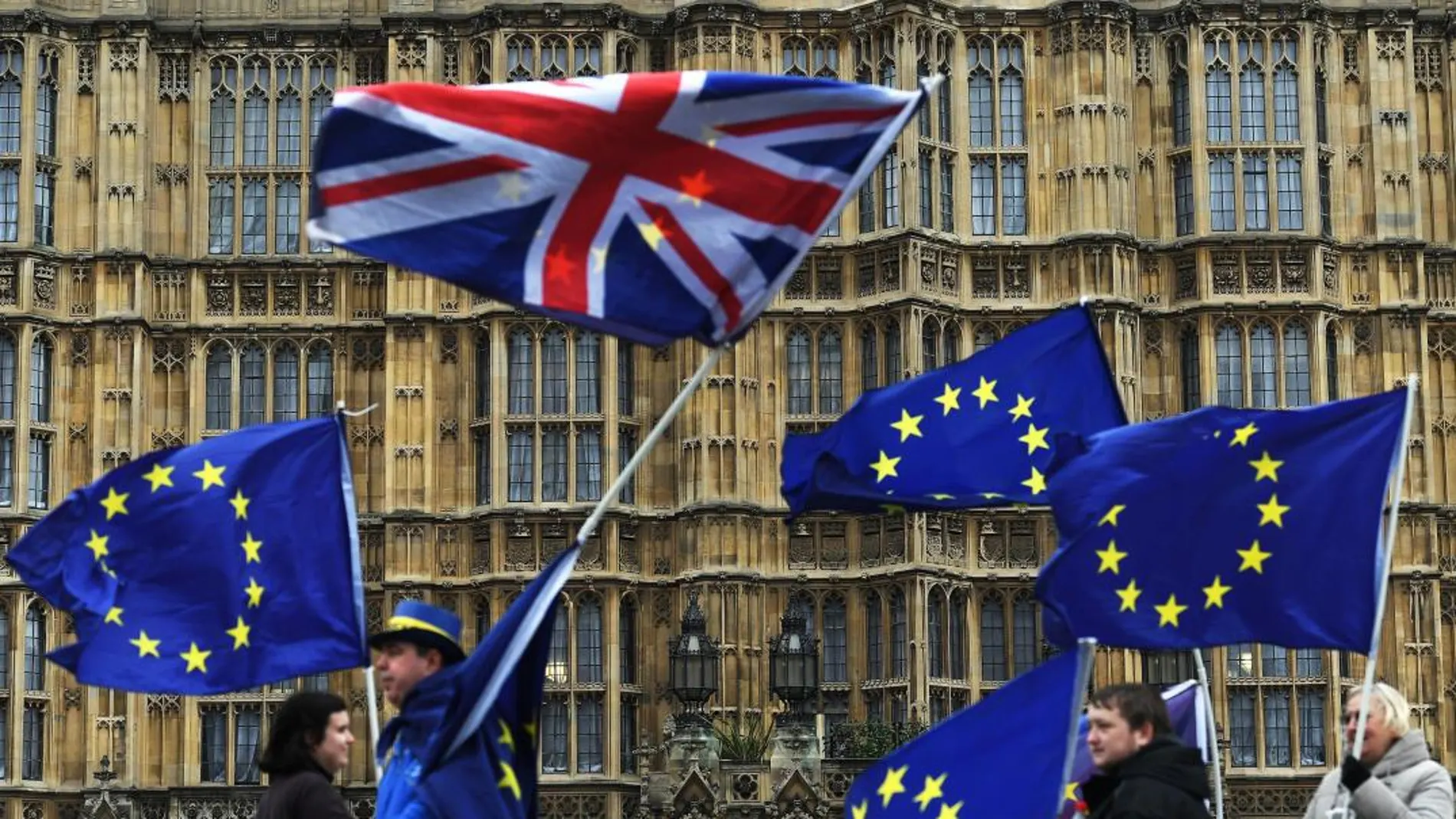 Manifestantes a favor de la Unión Europea protestan a las afueras de la Parlamento en Londres, Reino Unido
