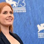 Amy Adams posa para el pase gráfico de la película "Nocturnal Animals"durante el Festival Internacional de Cine de Venecia.