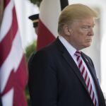 El presidente de EEUU, Donald Trump, espera al emir de Kuwait, Sabah Ahmed Al Sabah, a su llegada a la Casa Blanca, en Washington