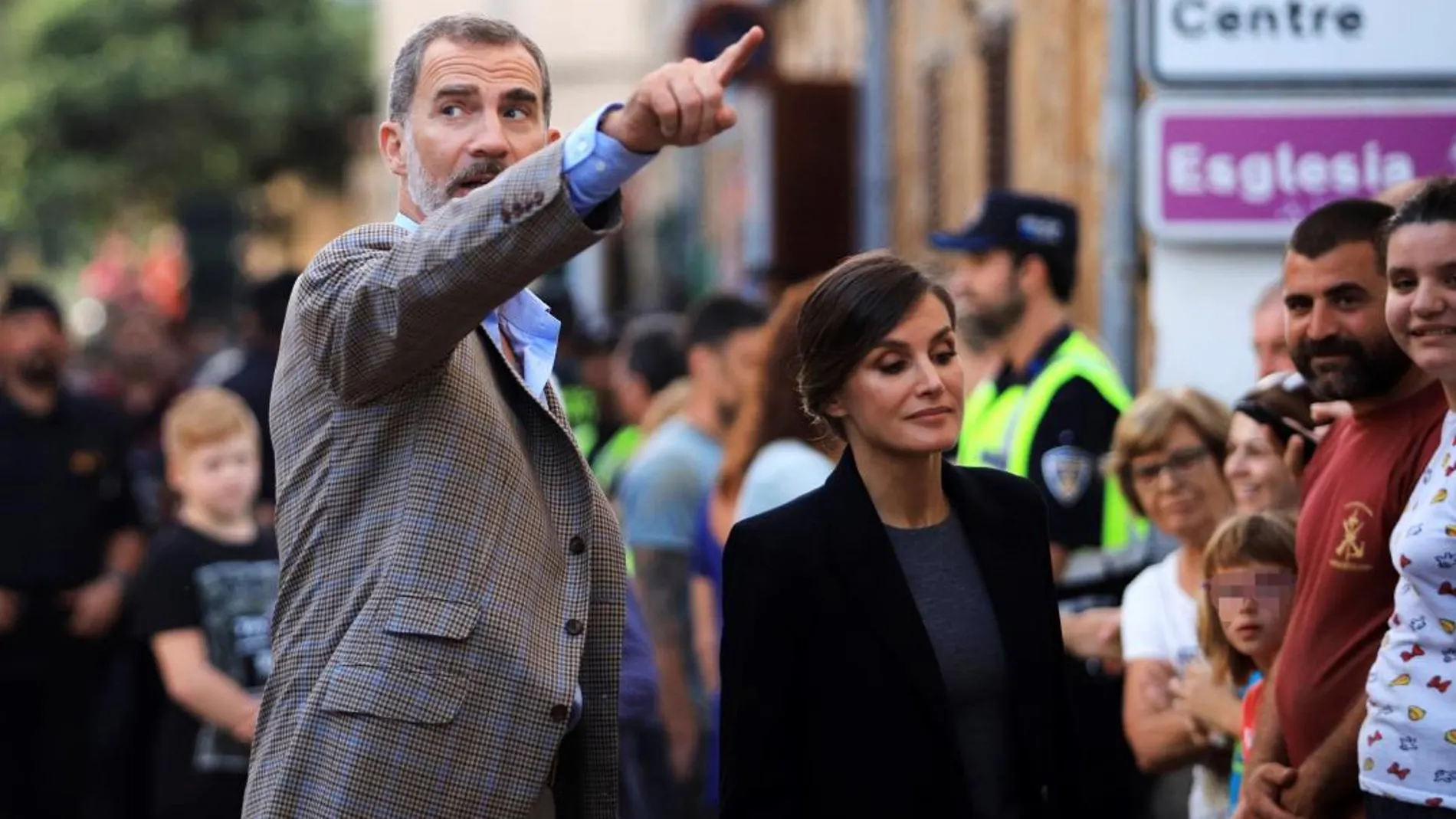 Los reyes con vecinos de Sant Llorenç des Cardassar, durante la visita que han realizado esta tarde a las zonas afectadas por las lluvias. EFE/Lliteres