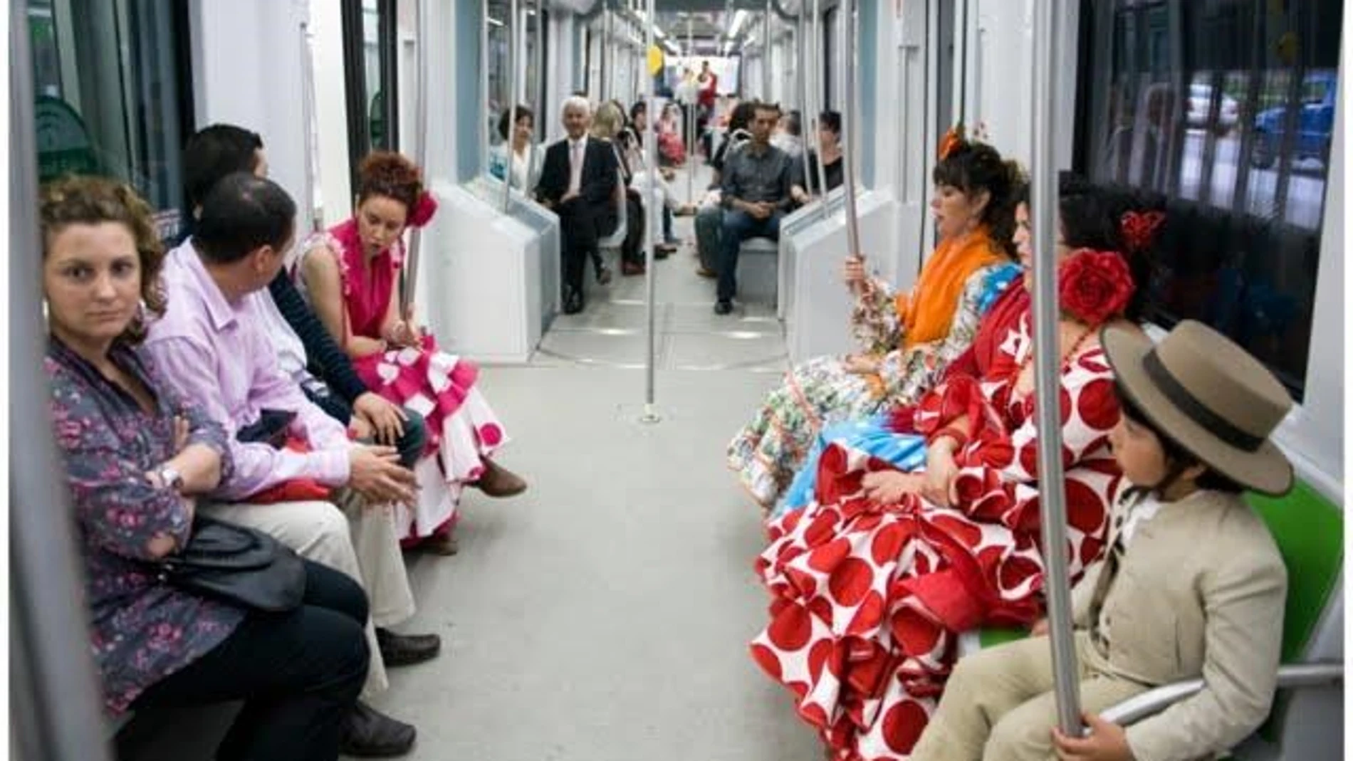 Viajeros en el metro durante la Feria