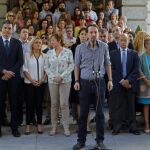 Pablo Iglesias pronunica unas palabras tras guardar hoy un minuto de silencio en memoria de las víctimas.