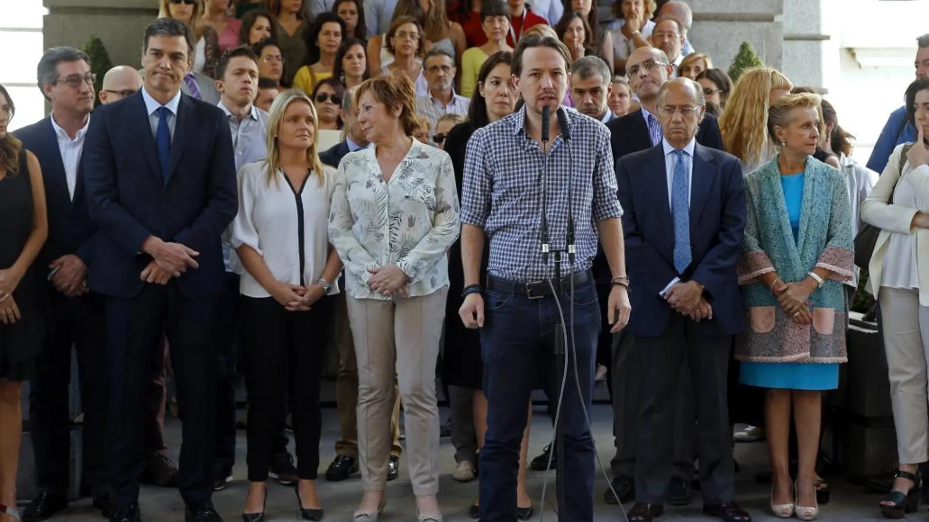 Pablo Iglesias pronunica unas palabras tras guardar hoy un minuto de silencio en memoria de las víctimas.
