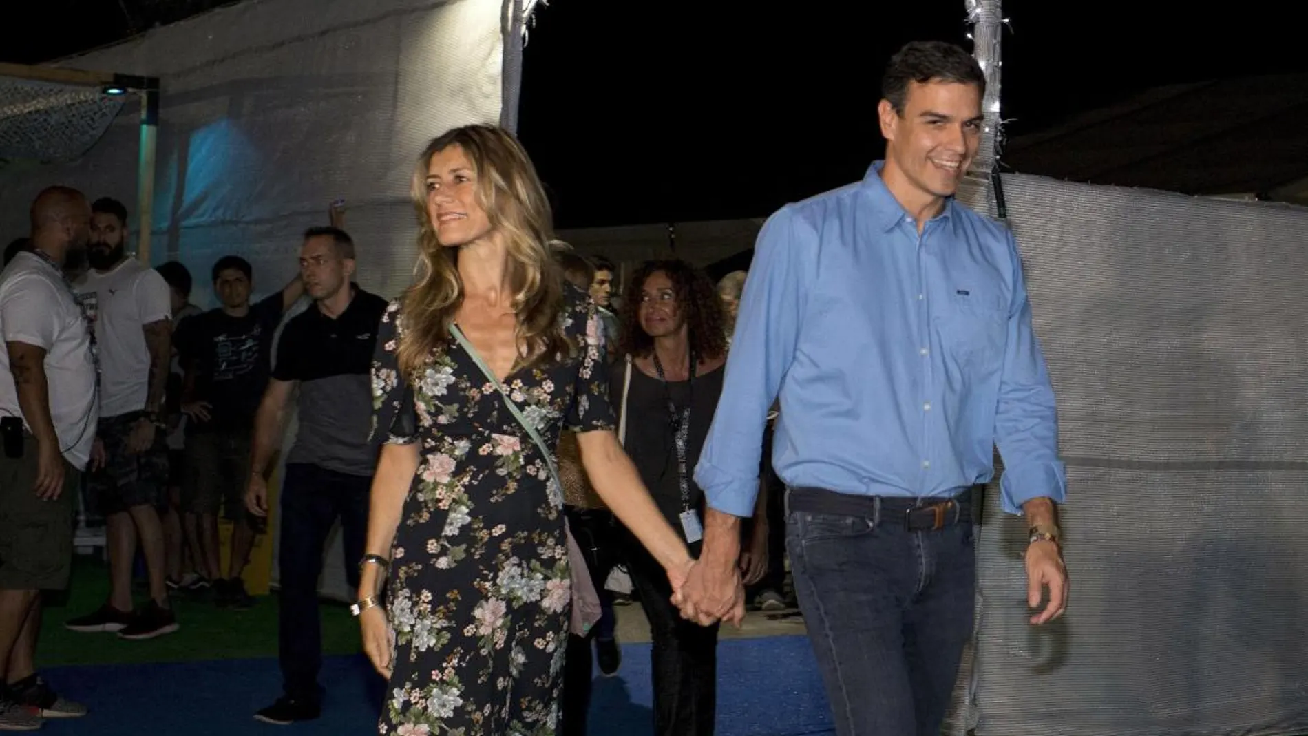El presidente del Gobierno, Pedro Sánchez (d), y su esposa a su llegada al concierto de la banda estadounidense "The Killers"/ Foto: EFE/Domenech Castelló