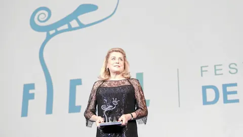 La actriz francesa Catherine Deneuve, recibiendo el premio «Almería, Tierra de Cine»