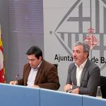 Gerardo Pisarello y Jaume Collboni, ayer, durante la presentación del proyecto del presupuesto de 2017