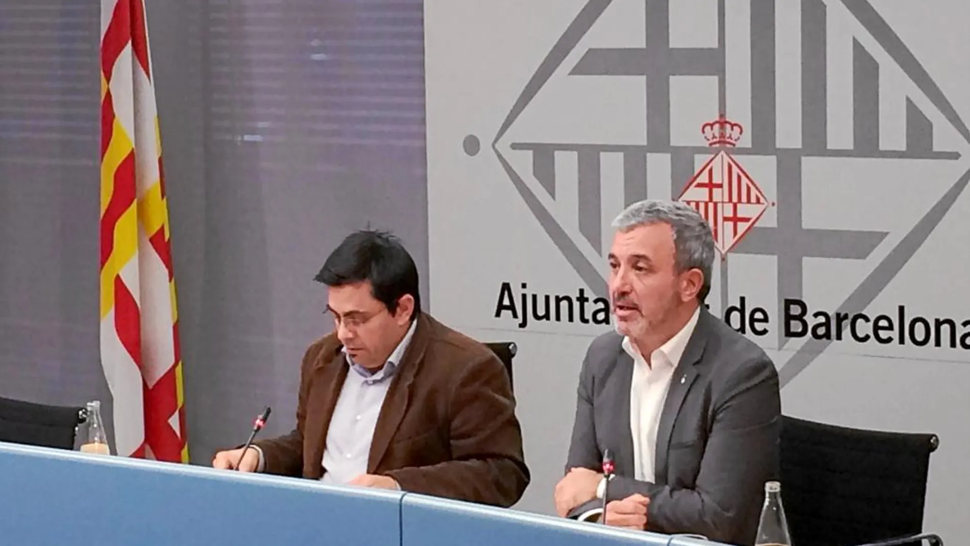 Gerardo Pisarello y Jaume Collboni, ayer, durante la presentación del proyecto del presupuesto de 2017