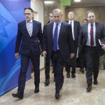 Benjamin Netanyahu llega a la reunión de su gabinete en Jerusalén hoy, 25 de diciembre.