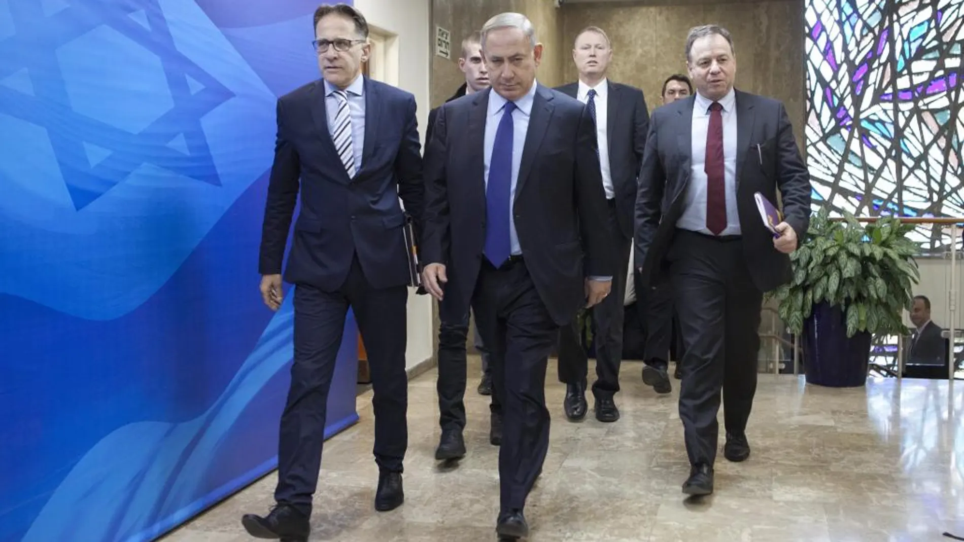 Benjamin Netanyahu llega a la reunión de su gabinete en Jerusalén hoy, 25 de diciembre.