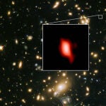 Cúmulo de galaxias MACS J1149.5 + 2223 tomadas con el Hubble. Dentro se encuadra la remota galaxia MACS1149-JD1, vista por ALMA como era hace 13.300 millones de años y con su distribución de oxígeno representado en rojo. / ALMA, Hubble, Hashimoto et al.
