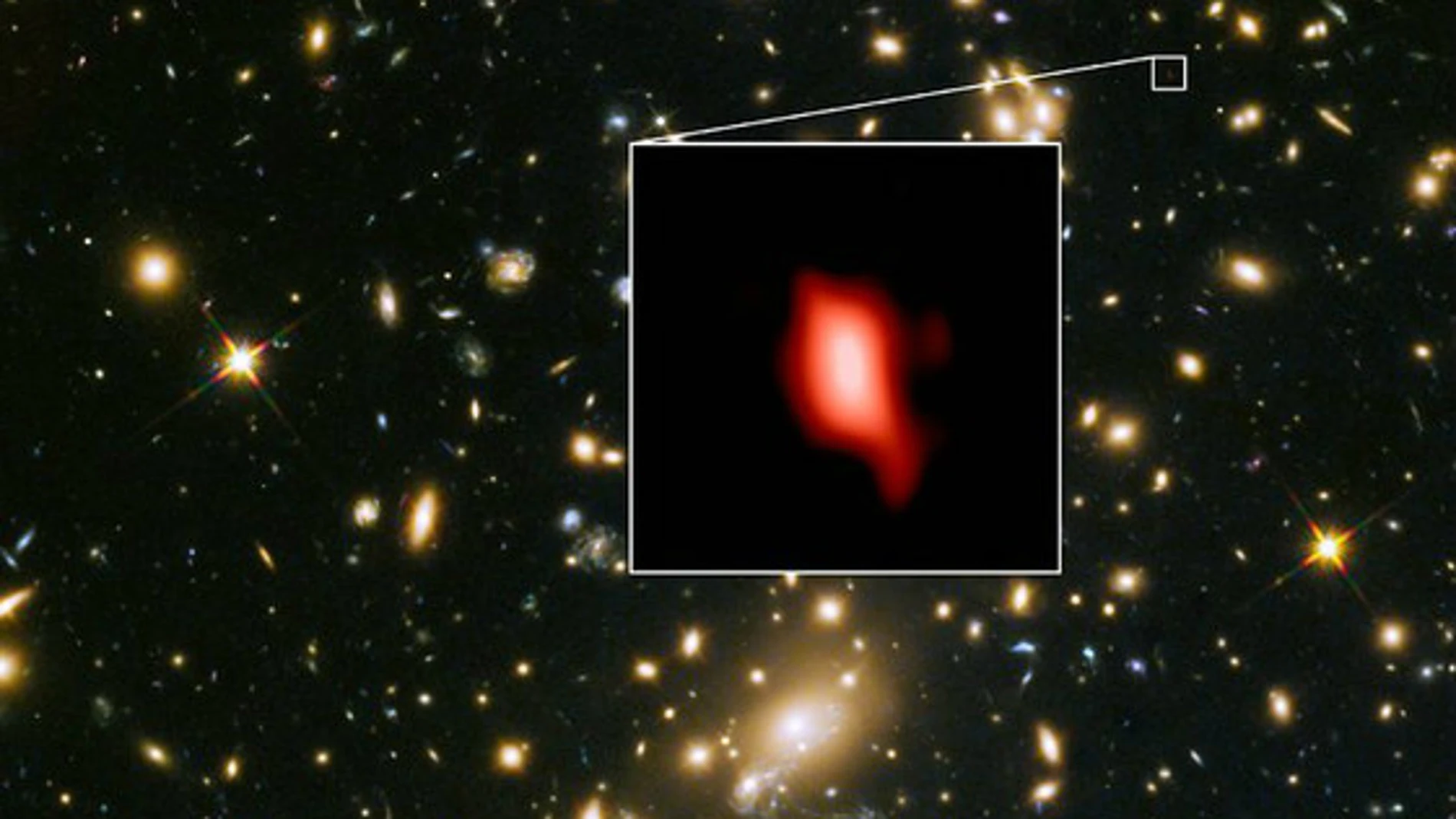 Cúmulo de galaxias MACS J1149.5 + 2223 tomadas con el Hubble. Dentro se encuadra la remota galaxia MACS1149-JD1, vista por ALMA como era hace 13.300 millones de años y con su distribución de oxígeno representado en rojo. / ALMA, Hubble, Hashimoto et al.