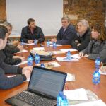 Representantes de varios ayuntamientos , asociaciones y grupos de acción local de Burgos y Soria han firmado la declaración de Abéjar contra el desmantelamiento del tren