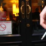 Un cliente de un bar fumando a las puertas del local/Jesús G. Feria
